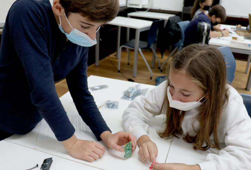 Middle School Students Build Robots