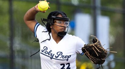 Softball Victoria Eanes throwing