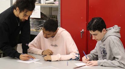 Dan Herwitt works with students in his graphic novels class.